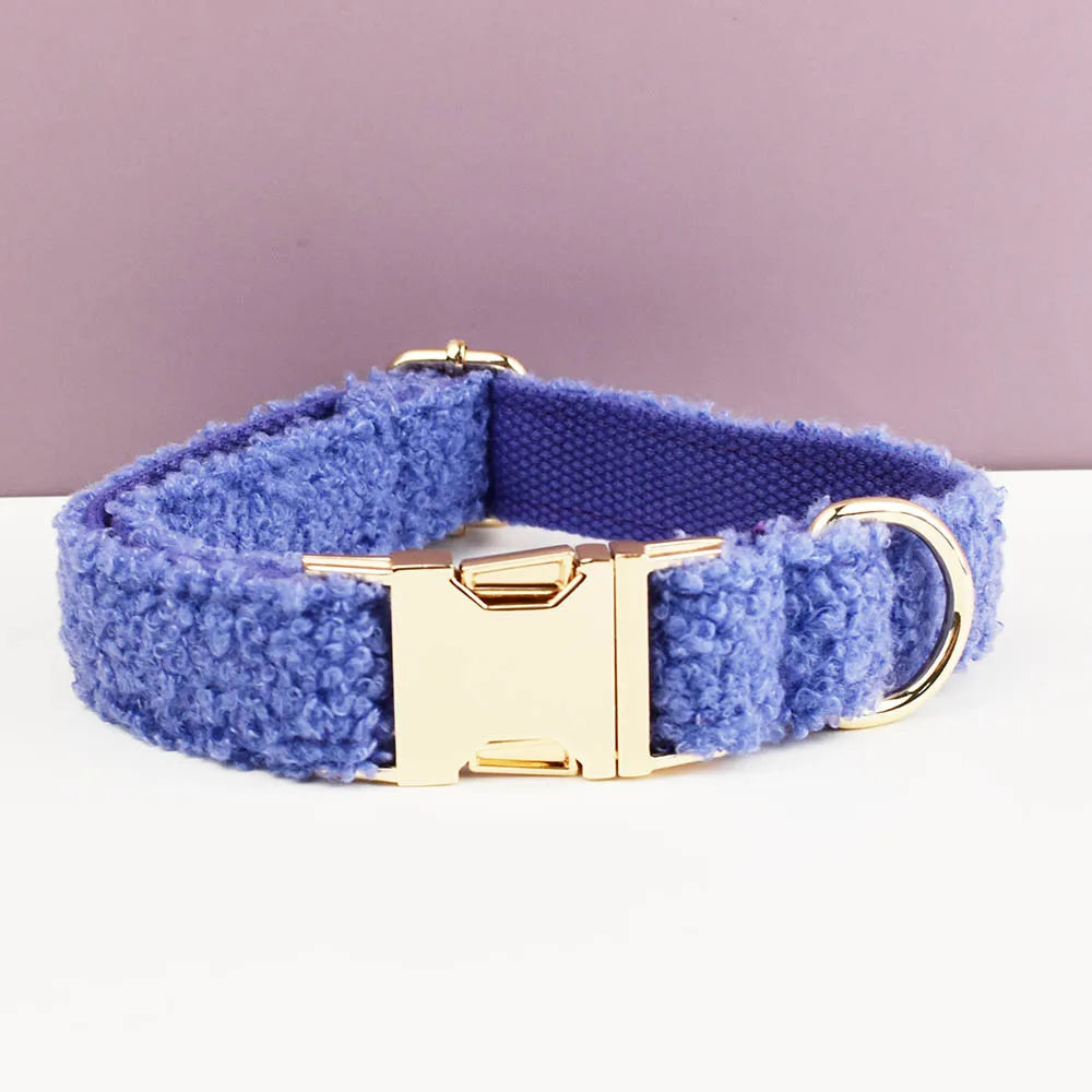 Collier violet pour chien en tissu bouclette avec boucle dorée.