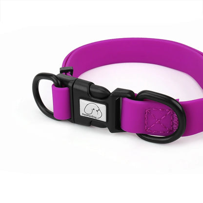 Détail d’un collier violet pour chien en PVC imperméable avec boucle clip noire.