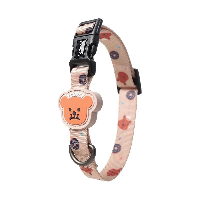 Collier beige pour chiot avec motif ourson, boucle noire et badge ourson sur fond blanc.