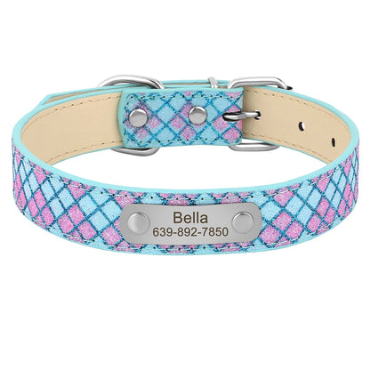 Collier bleu et rose pour chiot avec motif à carreaux pailleté et plaque gravée sur fond clair.