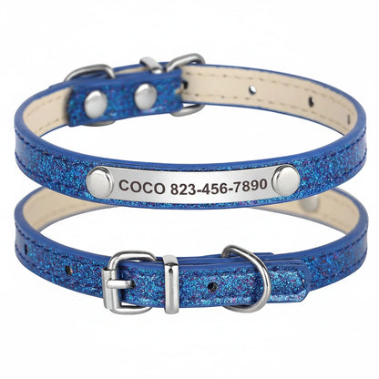 Collier bleu pailleté pour chiot avec plaque gravée et boucle métallique présenté de dos et de face sur fond blanc.