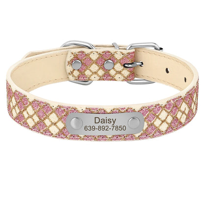 Collier crème et rose pour chiot avec motif à carreaux pailleté et plaque gravée sur fond clair.