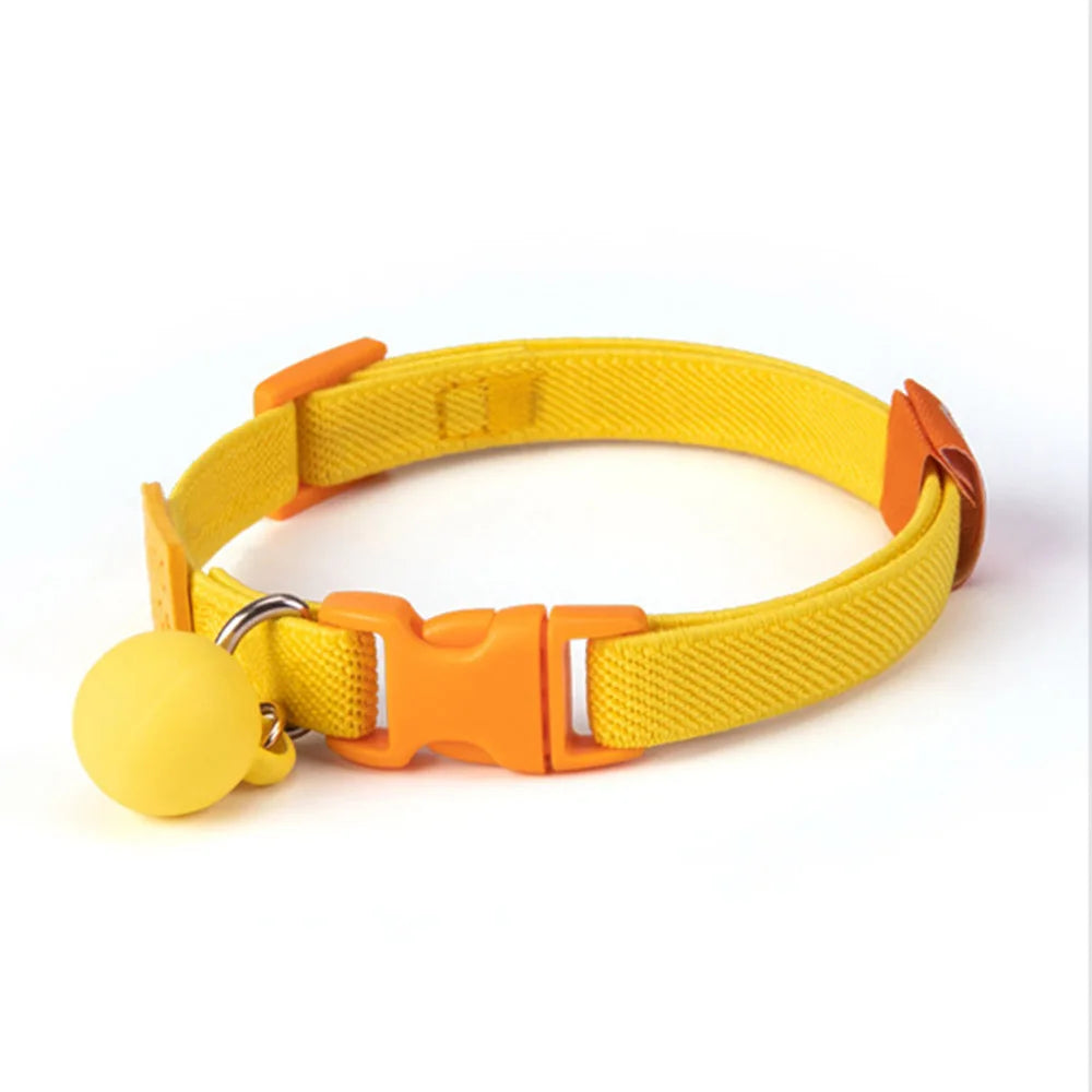 Collier jaune pour chiot avec boucle orange et boule décorative jaune sur fond blanc.