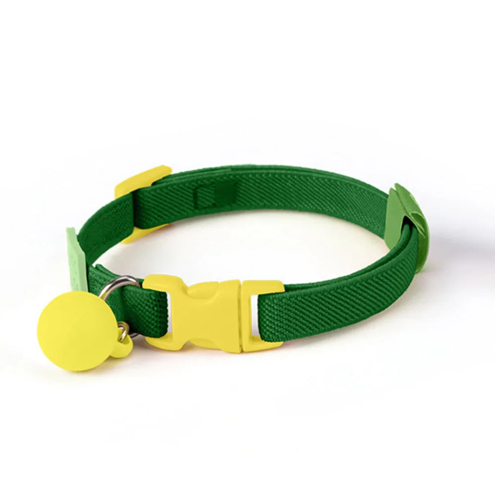 Collier vert foncé pour chiot avec boucle jaune et boule décorative jaune sur fond blanc.