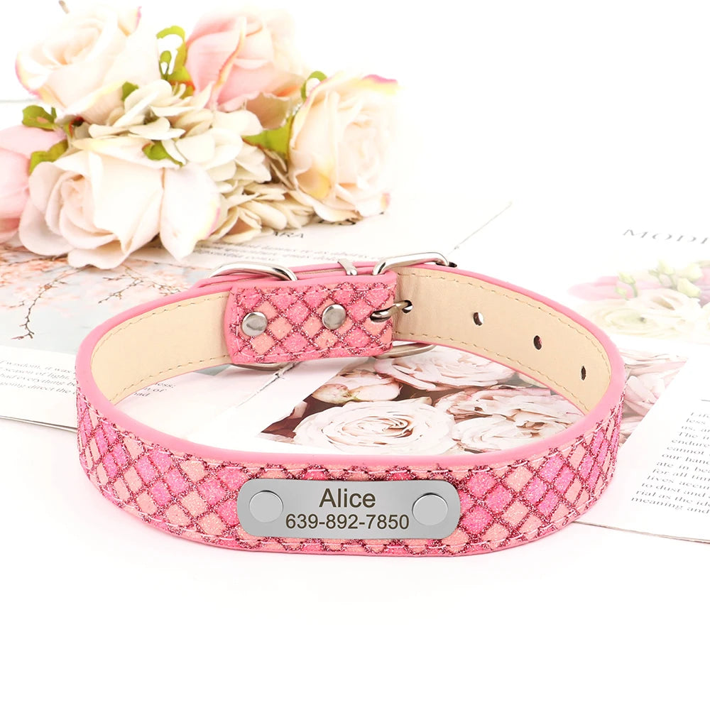 Collier rose pour chiot avec plaque gravée présenté sur un support fleuri et des fleurs en arrière-plan.