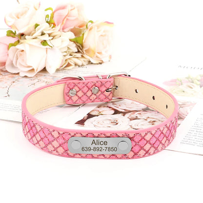Collier rose pour chiot avec plaque gravée présenté sur un support fleuri et des fleurs en arrière-plan.