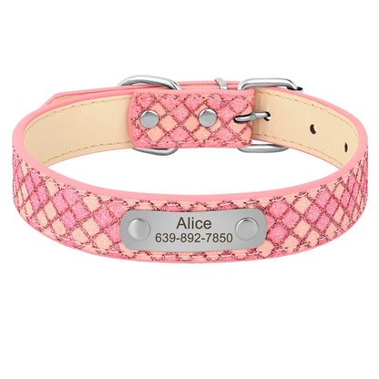 Collier rose pour chiot avec motif à carreaux pailleté et plaque gravée sur fond clair.