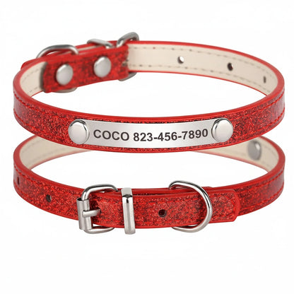 Collier rouge pailleté pour chiot avec plaque gravée et boucle métallique présenté de dos et de face sur fond blanc.