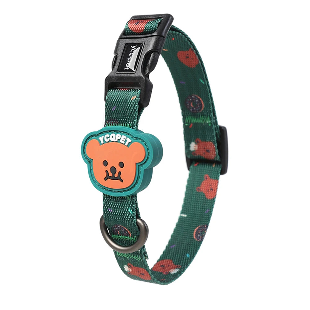 Collier vert pour chiot avec motif ourson, boucle noire et badge ourson sur fond blanc.