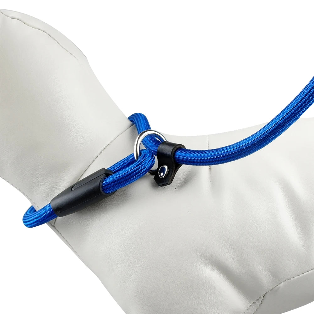 Vue rapprochée du système de réglage d’un collier en corde bleue sur mannequin.