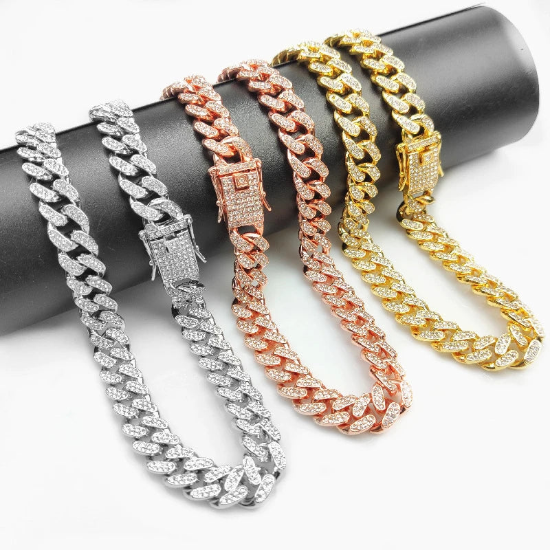 Trois colliers chaîne pour chien avec strass en argenté, rose doré et doré.