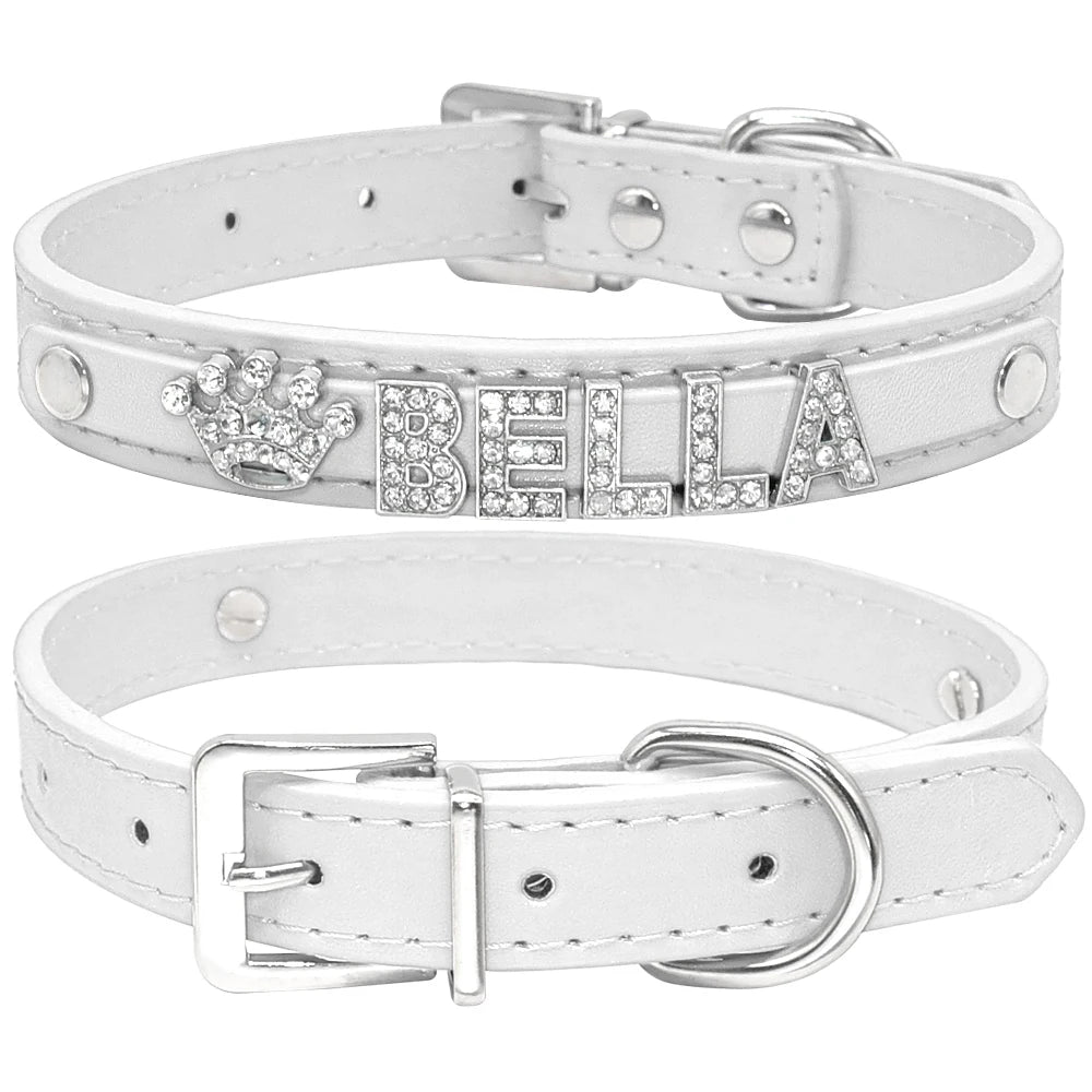 Vue avant et arrière d’un collier personnalisé pour chien blanc avec nom en strass.