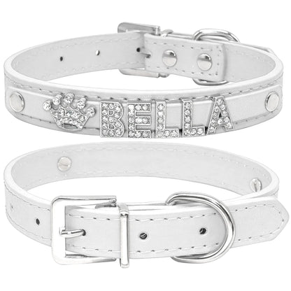 Vue avant et arrière d’un collier personnalisé pour chien blanc avec nom en strass.