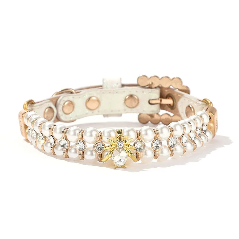 Vue frontale d’un collier de luxe pour chien en perles artificielles blanches avec pendentif en cristal.