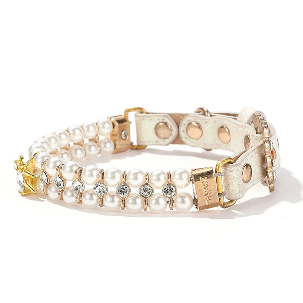 Vue de trois quarts d’un collier de luxe pour chien blanc avec perles artificielles et pendentif en cristal.