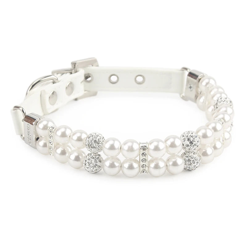 Collier de luxe pour chien à double rang de perles blanches avec strass scintillants.