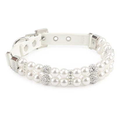 Collier de luxe pour chien à double rang de perles blanches avec strass scintillants.