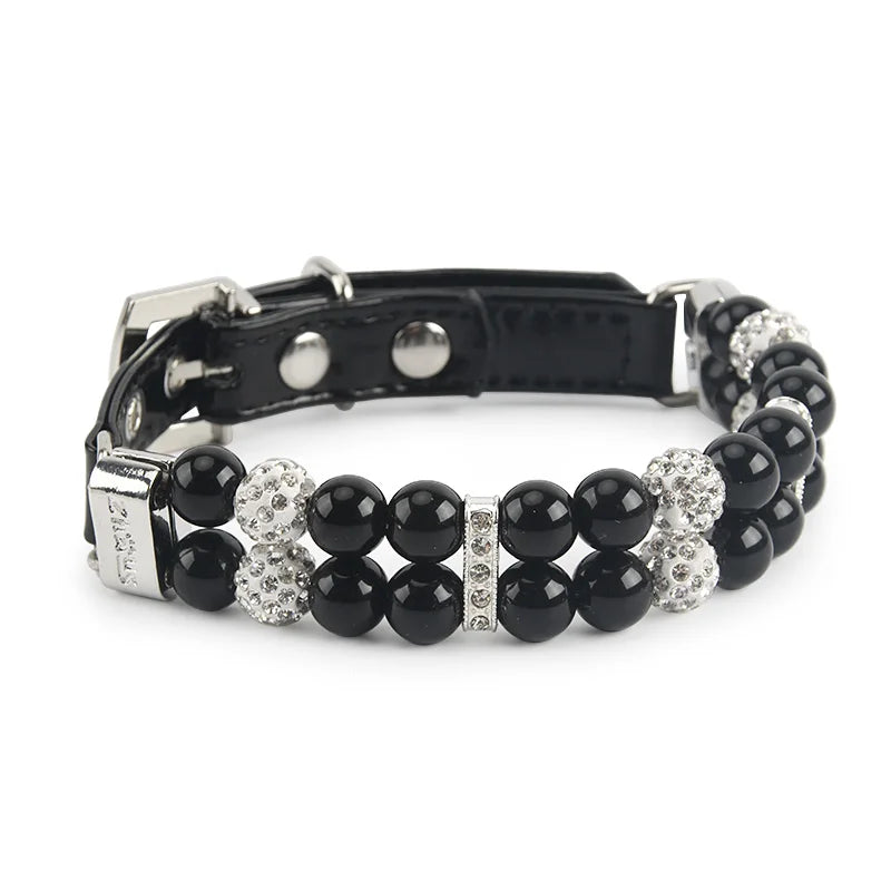 Collier de luxe pour chien à double rang de perles noires et argentées avec strass scintillants.