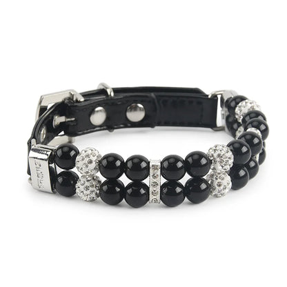 Collier de luxe pour chien à double rang de perles noires et argentées avec strass scintillants.