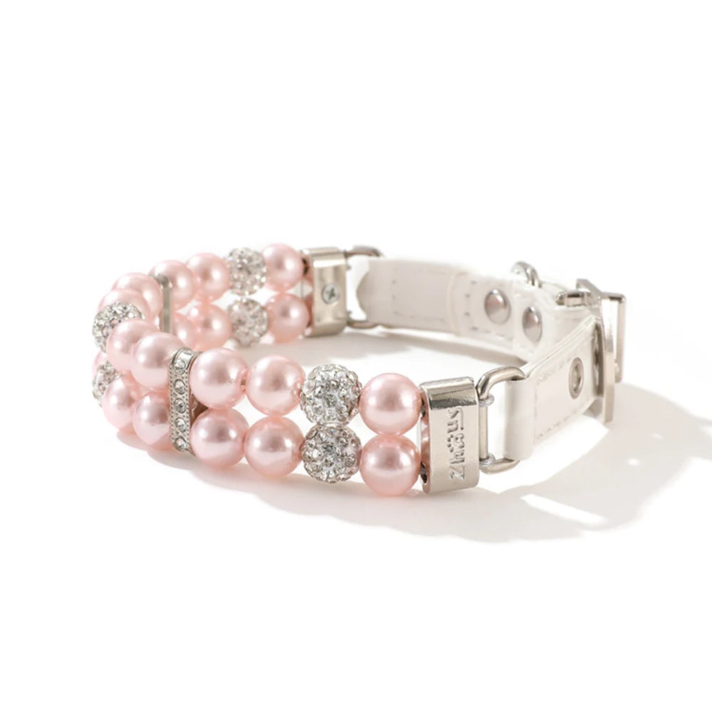Collier de luxe pour chien à double rang de perles rose clair avec strass scintillants.