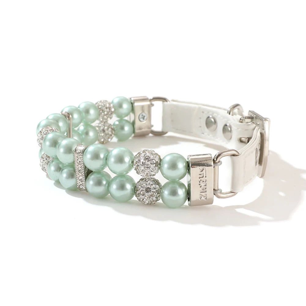 Collier de luxe pour chien à double rang de perles vert d’eau avec strass scintillants sur fond clair.
