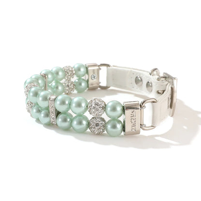 Collier de luxe pour chien à double rang de perles vert d’eau avec strass scintillants sur fond clair.