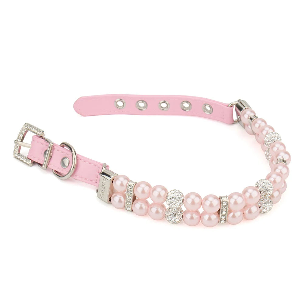 Vue complète d’un collier de luxe pour chien à double rang de perles rose clair avec strass scintillants.