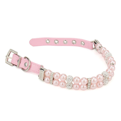 Vue complète d’un collier de luxe pour chien à double rang de perles rose clair avec strass scintillants.