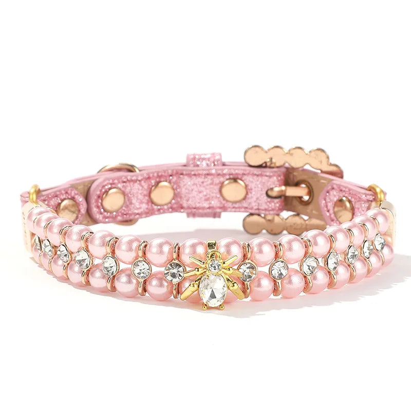 Vue frontale d’un collier de luxe pour chien en perles artificielles roses avec pendentif en cristal.