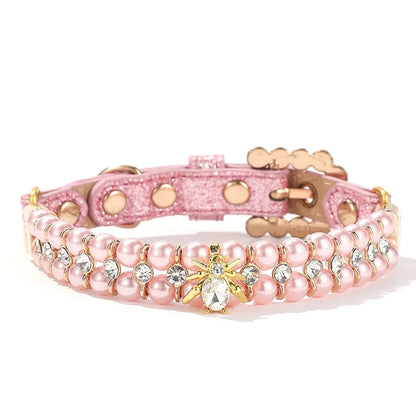 Vue frontale d’un collier de luxe pour chien en perles artificielles roses avec pendentif en cristal.