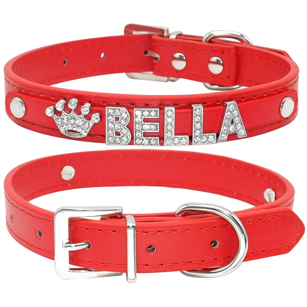 Vue avant et arrière d’un collier personnalisé pour chien rouge avec boucle argentée et nom en strass.