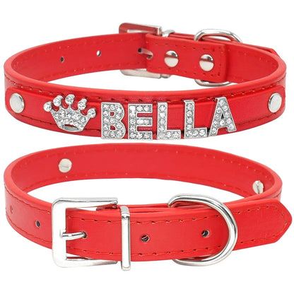 Vue avant et arrière d’un collier personnalisé pour chien rouge avec boucle argentée et nom en strass.