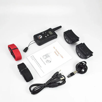 Vue d'ensemble du contenu du pack du collier de dressage sans choc pour 2 chiens avec télécommande, deux récepteurs et accessoires.