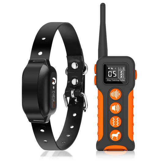 Collier de dressage sans choc pour chien avec télécommande noire et orange sur fond blanc.