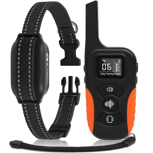 Vue produit du collier de dressage pour chien avec télécommande, collier noir et dragonne noire sur fond blanc.