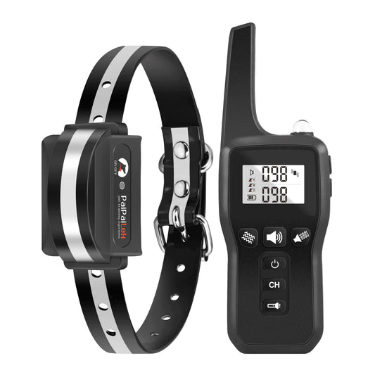 Collier de dressage sans choc pour chien avec télécommande et sangle noire réfléchissante sur fond blanc.