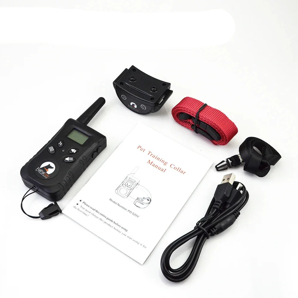 Contenu du pack du collier de dressage sans choc avec télécommande, collier, câble USB et manuel sur fond blanc.