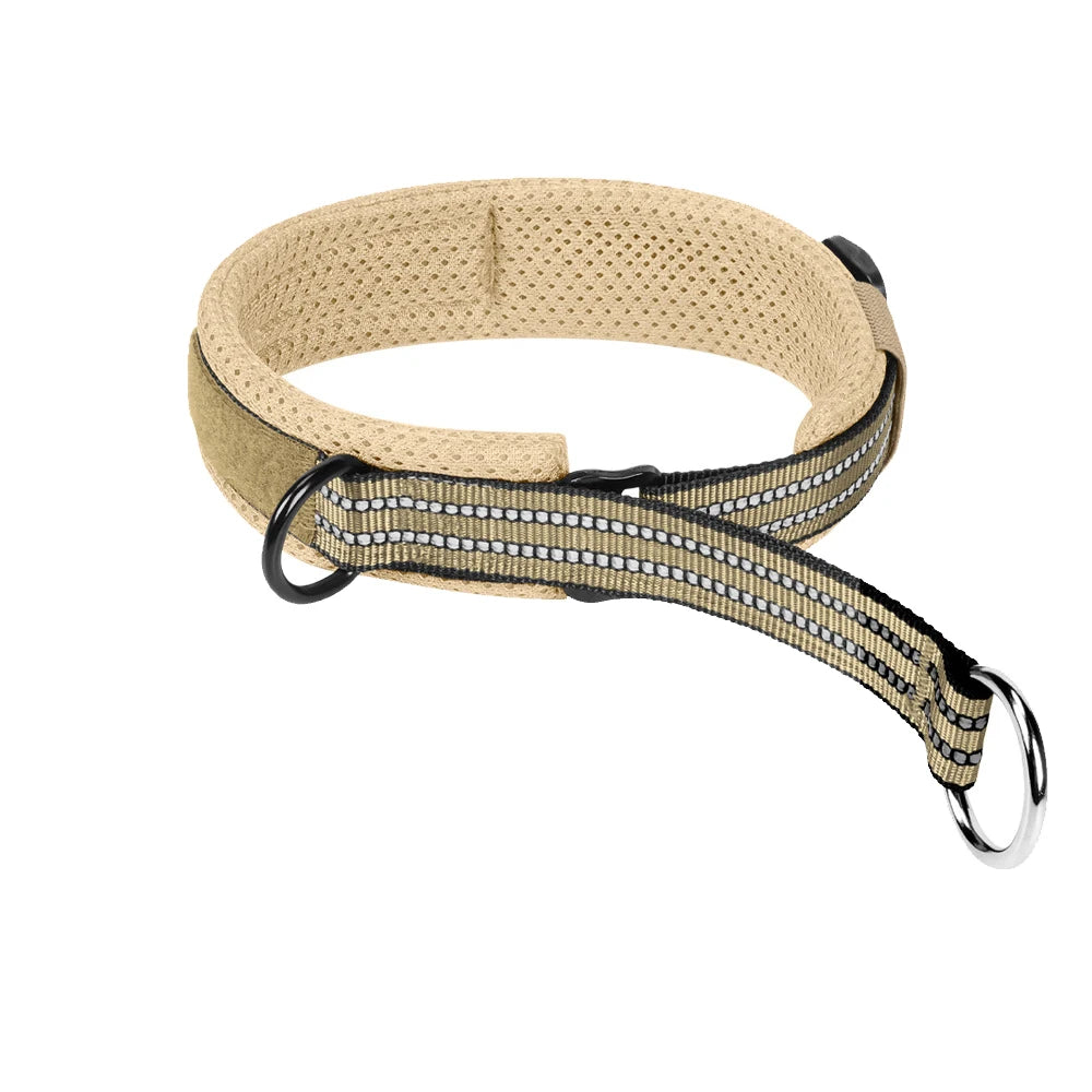 Collier d’entraînement beige pour chien avec rembourrage et anneaux métalliques sur fond blanc.
