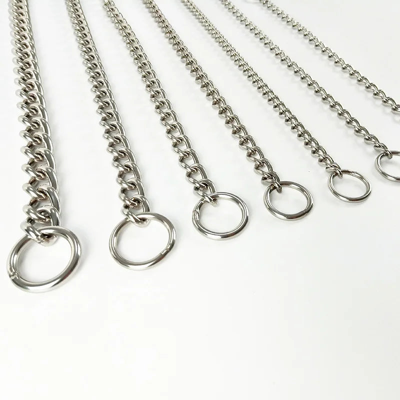 Plusieurs colliers chaîne argentés pour chien alignés sur fond clair avec différentes largeurs.