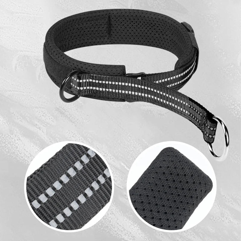 Collier noir pour chien avec détails agrandis de la sangle réfléchissante et du rembourrage.