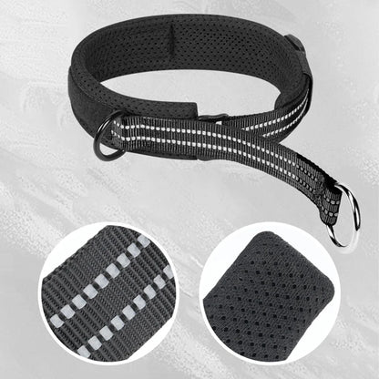 Collier noir pour chien avec détails agrandis de la sangle réfléchissante et du rembourrage.