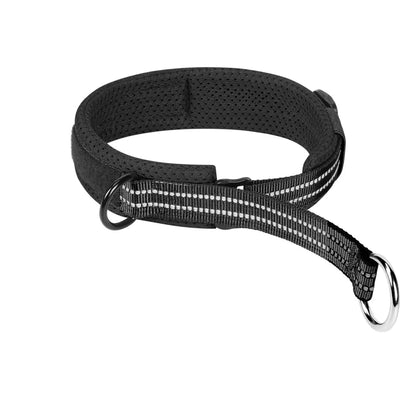 Collier d’entraînement noir pour chien avec rembourrage et anneaux métalliques sur fond blanc.