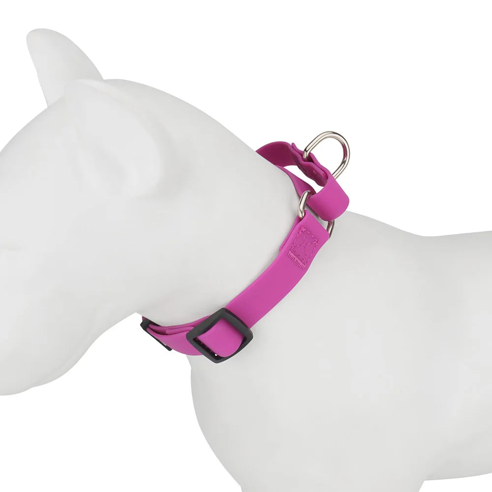 Collier d’entraînement pour chien en PVC rose avec poignée de contrôle porté sur mannequin chien.