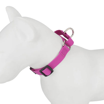 Collier d’entraînement pour chien en PVC rose avec poignée de contrôle porté sur mannequin chien.