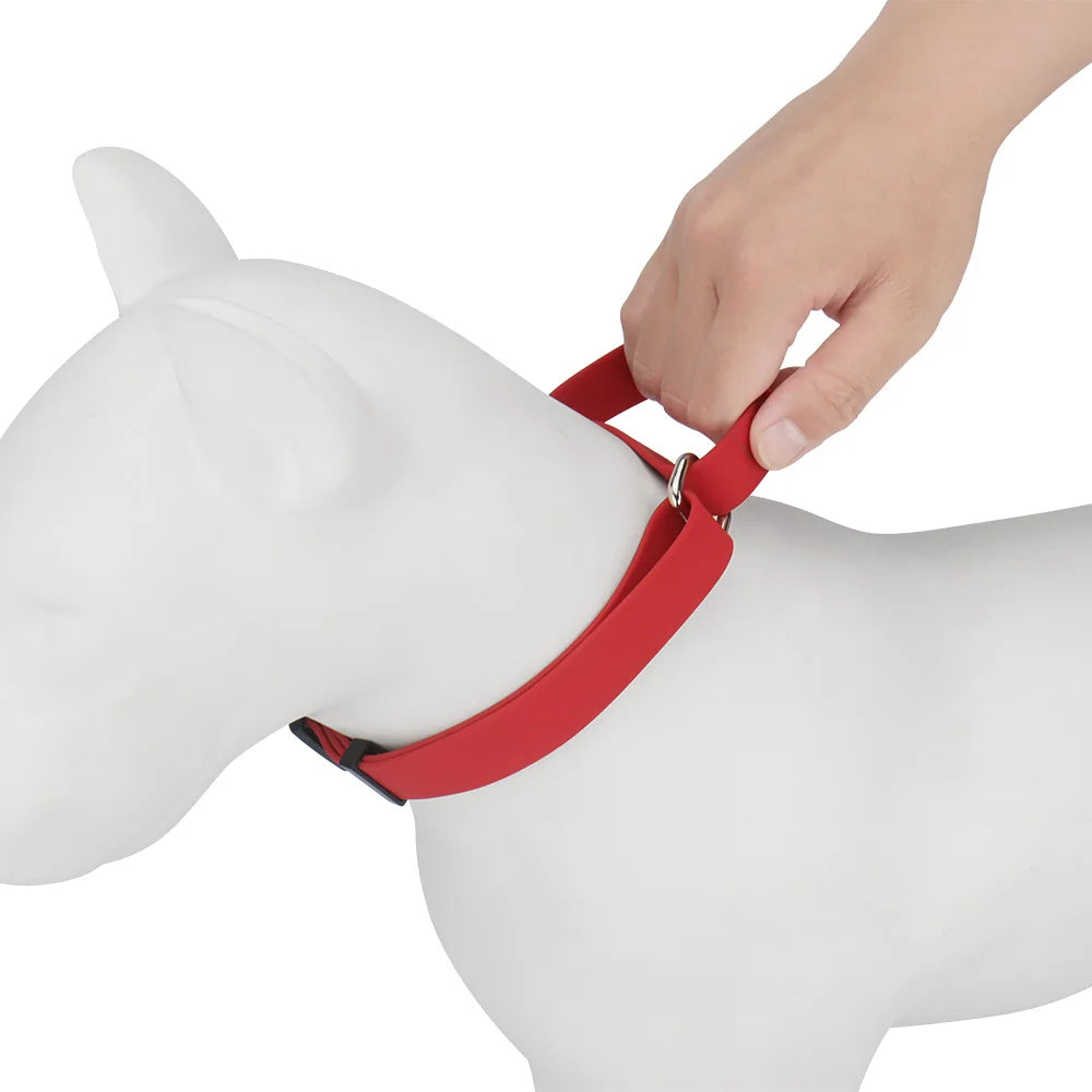 Collier d’entraînement pour chien en PVC rouge avec poignée de contrôle porté sur mannequin chien.