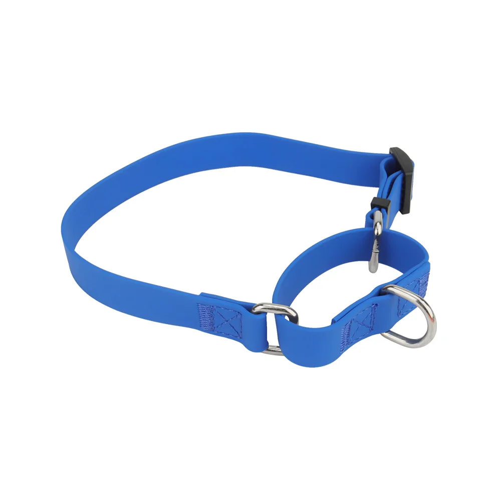 Collier d’entraînement pour chien en PVC imperméable bleu avec poignée de contrôle intégrée sur fond blanc.