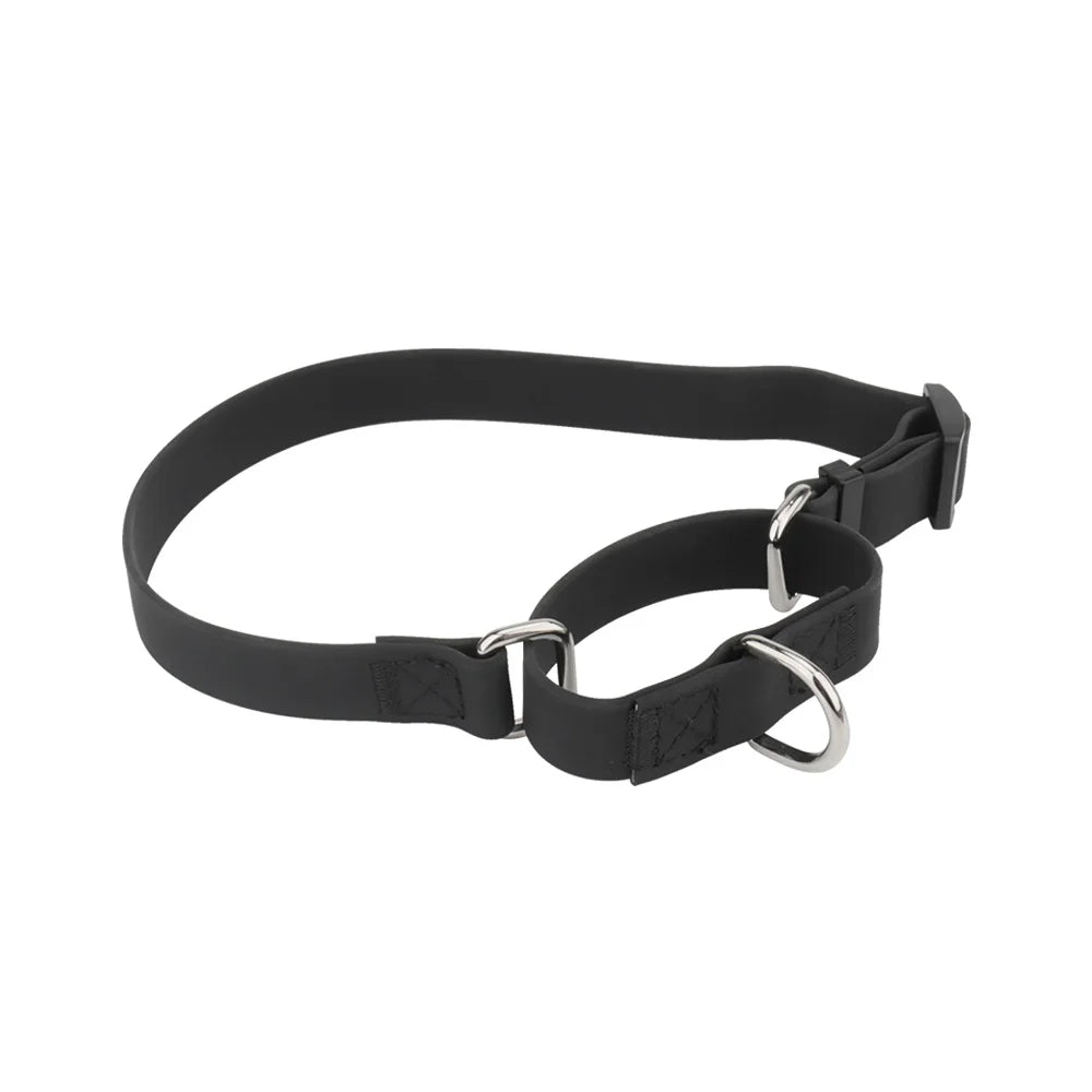Collier d’entraînement pour chien en PVC imperméable noir avec poignée de contrôle intégrée sur fond blanc.