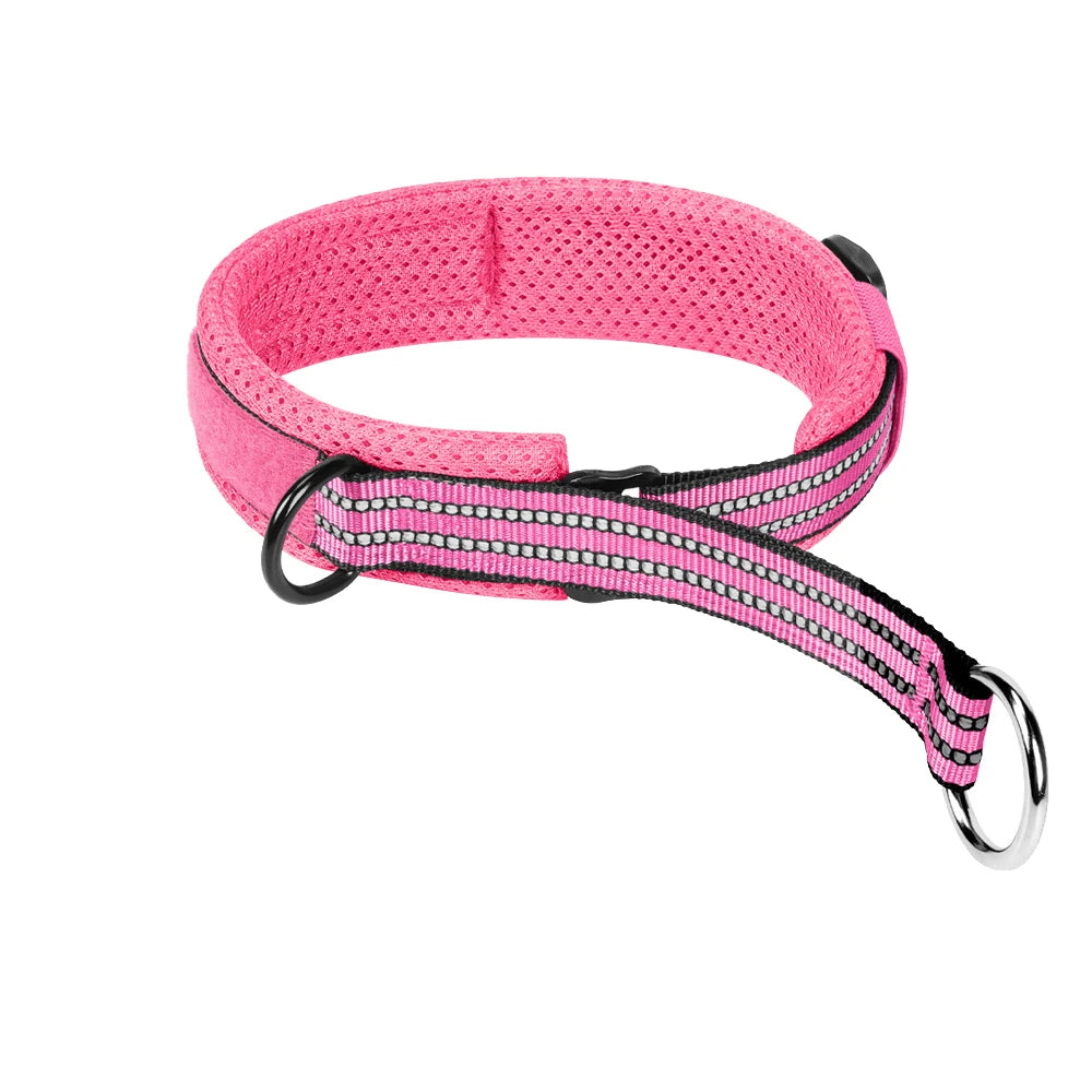 Collier d’entraînement rose pour chien avec rembourrage et anneaux métalliques sur fond blanc.