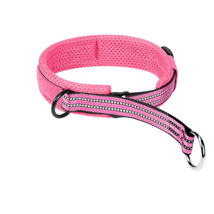 Collier d’entraînement rose pour chien avec rembourrage et anneaux métalliques sur fond blanc.