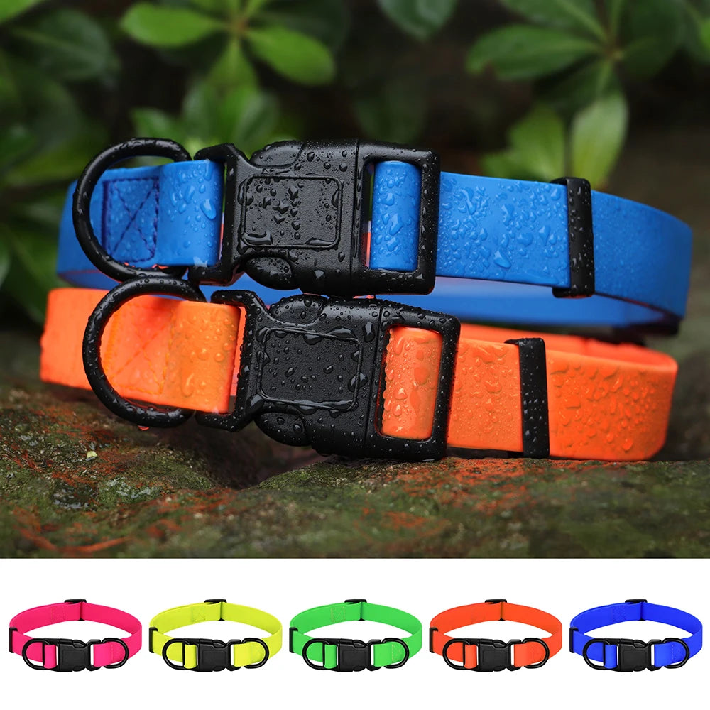 Colliers pour chien haute visibilité en PVC posés en extérieur avec gouttes d’eau et présentation des différents coloris en bas.